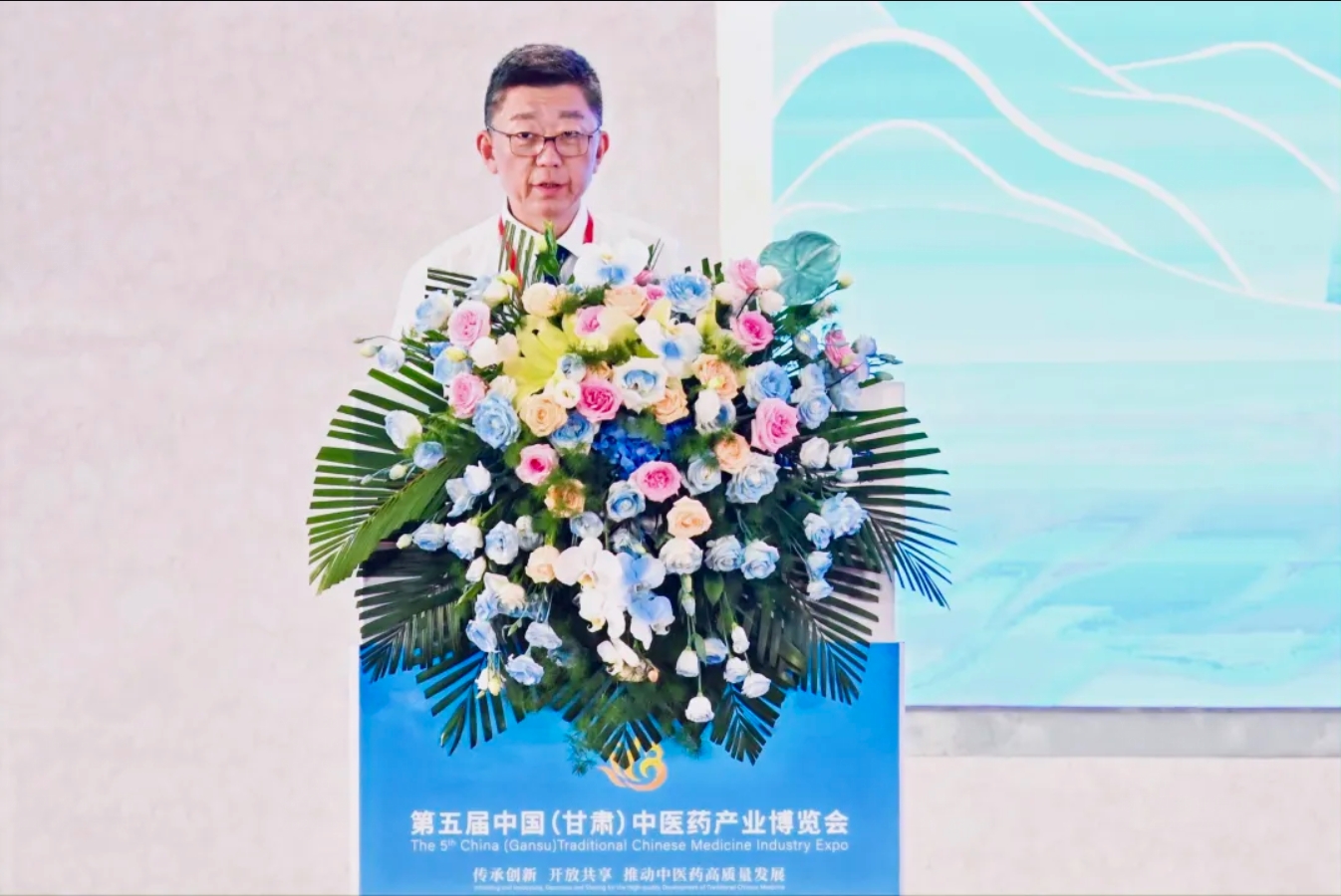 深耕甘肃，尊龙药业集团将新布局万亩级有机黄芪种植基地